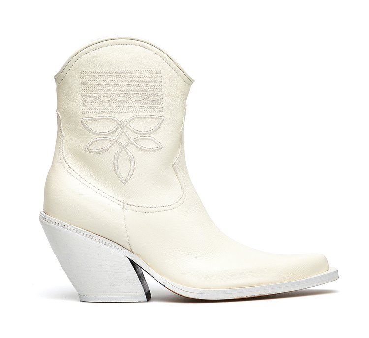 All-white Barracuda cowboy boots