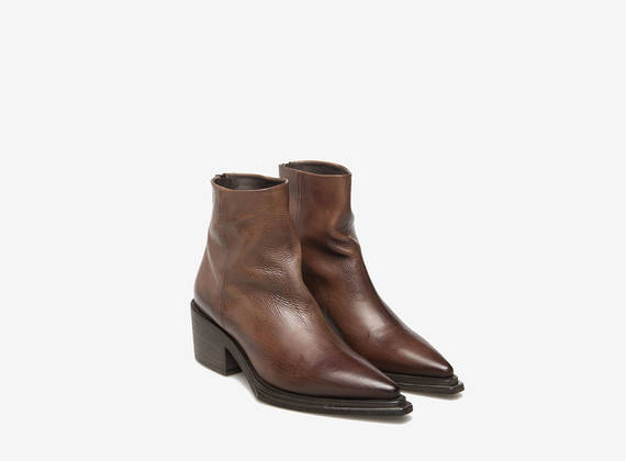 Stub leather ankle boots with metal zips