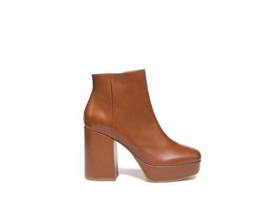 Ankle boots in cognac leather with platform