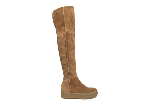 Overknee boot in leather coloured suede with crepe sole