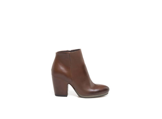 leather-coloured leather ankle boots with shell-shaped heel