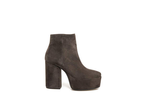 Brown suede ankle boots with maxi plateau and heel