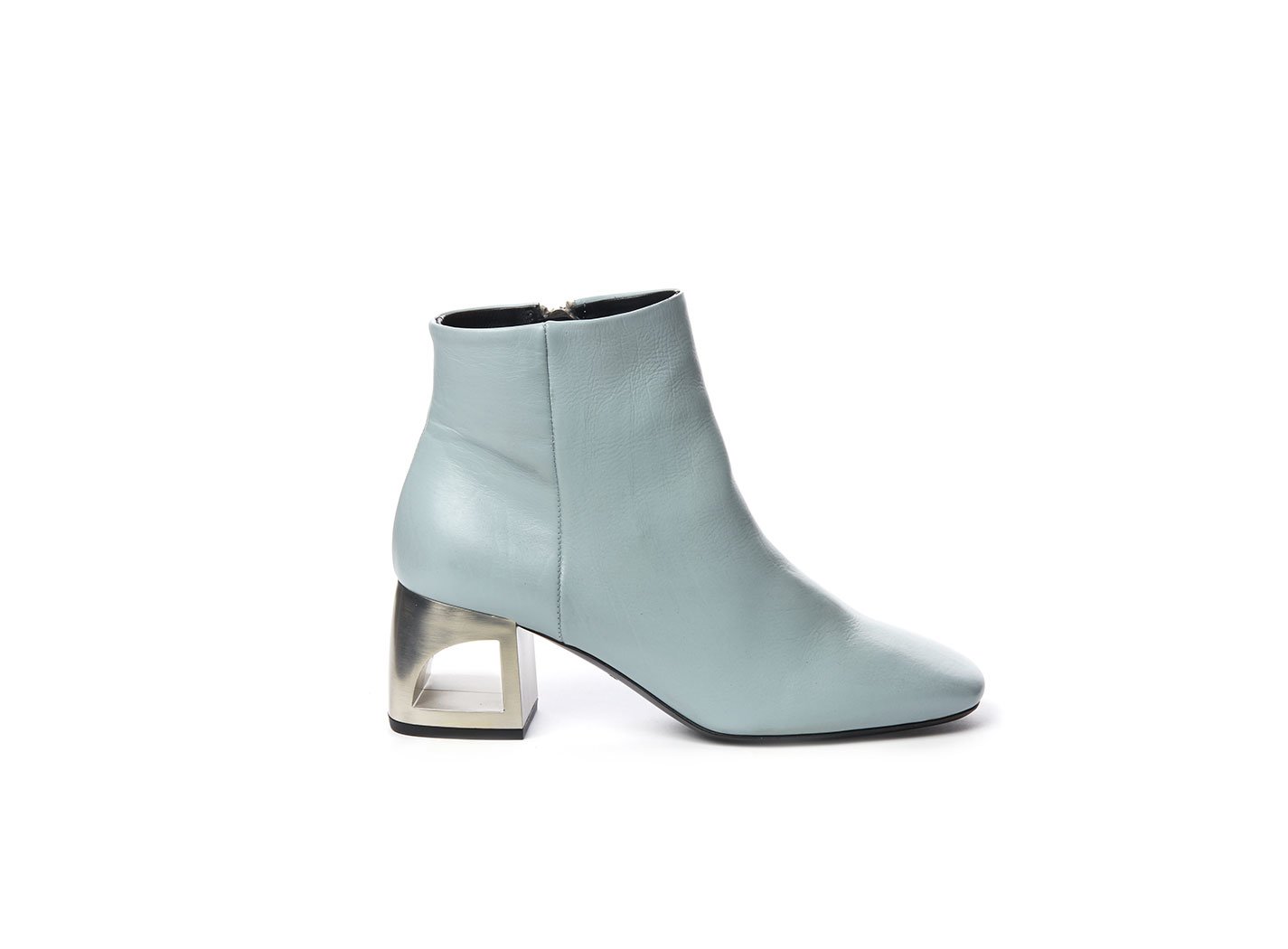 Heeled ankle boots with hole heel