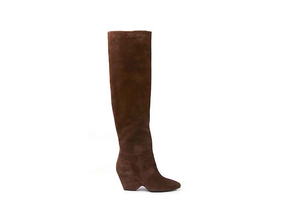 Cognac-coloured suede stove pipe boots with shell-shaped heel