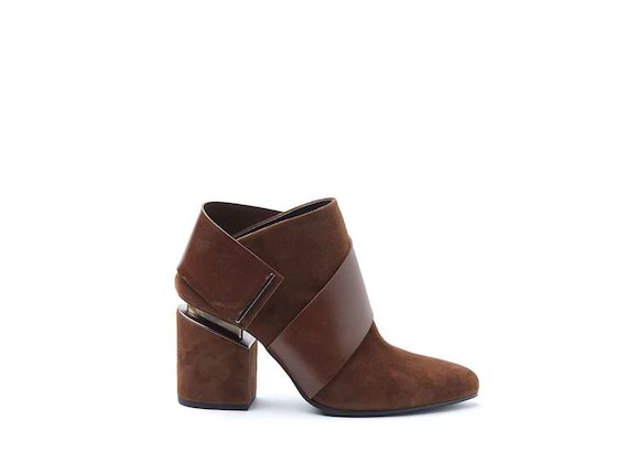 Sabot shoes with cognac-coloured suede strap and suspended heel