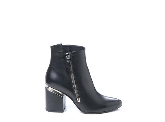 Ankle boot with side zip and suspended heel